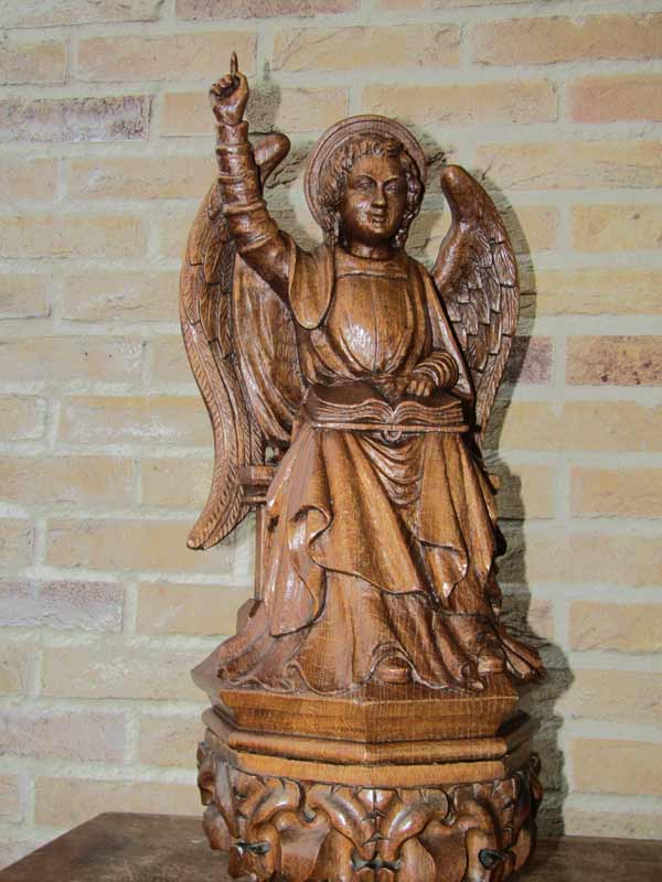 Reconstructie gestolen engel op trapaanzet van preekstoel te Sint-Maria-Oudenhove.